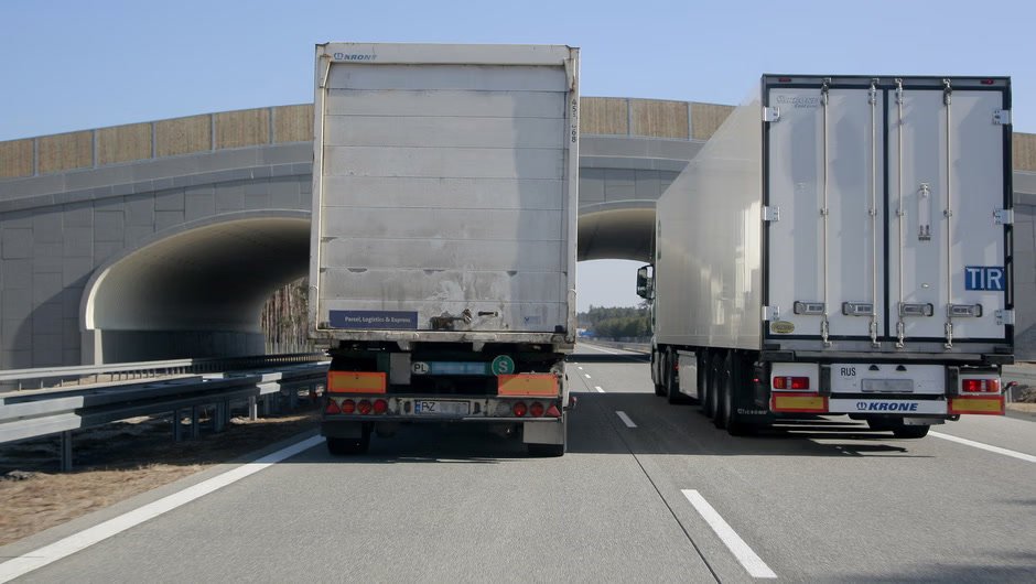 Czy, na takiej autostradzie kierując takim (jak widoczne na zdjęciu) samochodem ciężarowym obowiązuje Cię zakaz wyprzedzania innego pojazdu samochodowego jadącego z prędkością minimalnie mniejszą od dopuszczalnej dla pojazdu, którym kierujesz ?